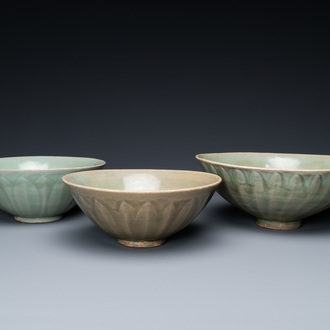 Trois bols en porcelaine de Chine en céladon monochrome à décor de lotus, Song