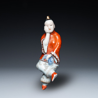 Une tabatière en porcelaine de Chine polychrome en forme d'une femme couchée, 19ème