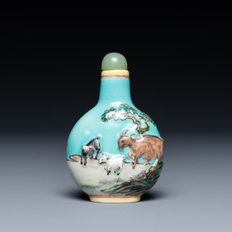 Une tabatière en porcelaine de Chine à décor de chèvres en relief, marque Yang He Tang, 19/20ème