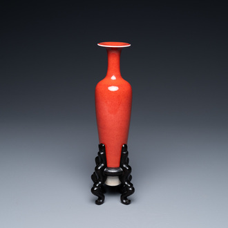 Un vase en porcelaine de Chine à émail 'peach bloom', marque de Kangxi mais probablement postérieur
