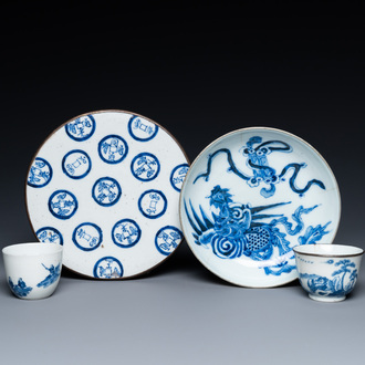 Vier stukken Chinees 'Bleu de Hue' porselein voor de Vietnamese markt, 19e eeuw