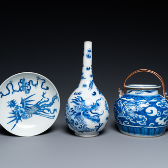 Trois pièces en porcelaine de Chine 'Bleu de Hue' pour le Vietnam, 19ème