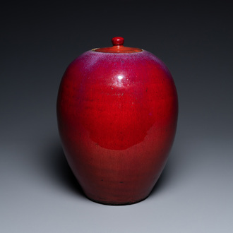 Un vase couvert en porcelaine de Chine monochrome sang de boeuf, 19ème