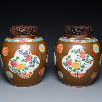 Une paire de jarres en porcelaine de Chine famille rose à fond brun capucin, Qianlong