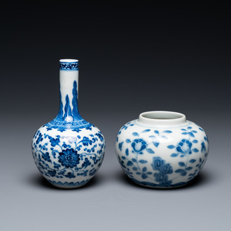 Un vase de forme bouteille en porcelaine de Chine 'pâte tendre' et un pot à eau en bleu et blanc, Qianlong et 19ème