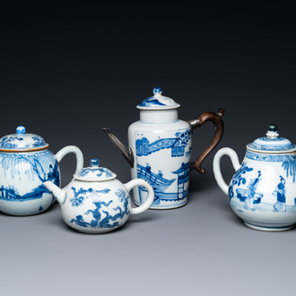 Quatre théières couvertes en porcelaine de Chine en bleu et blanc, Kangxi