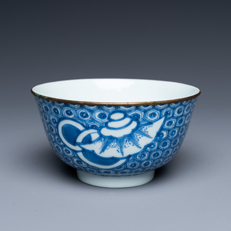Un bol en porcelaine de Chine 'Bleu de Hue' pour le Vietnam, marque Nguyen, 19ème