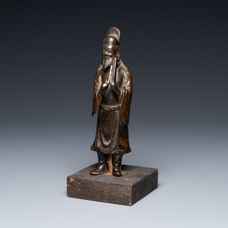 Een Chinese deels vergulde bronzen figuur van een geleerde, Ming