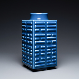 Un vase de forme 'cong' en porcelaine de Chine bleu monochrome, marque de Guangxu, République