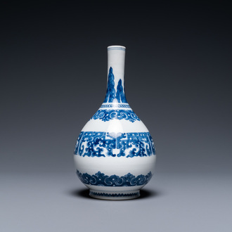 Een Chinese blauw-witte flesvormige vaas, Kangxi