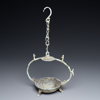 Une lampe à huile et sa chaîne à suspendre en bronze, Vietnam, Dong Son, ca. 3ème/1er av. J.-C.