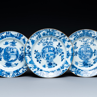 Trois plats en porcelaine de Chine en bleu et blanc aux médaillons bombés, Kangxi