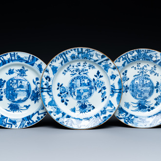 Drie Chinese blauw-witte schotels met opgehoogde ziel, Kangxi