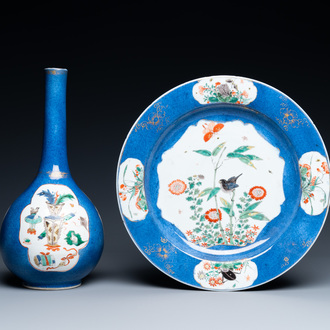 Un vase de forme bouteille et un plat en porcelaine de Chine famille verte et bleu poudré, Kangxi