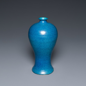 Un vase de forme 'meiping' en porcelaine de Chine à émail robin's egg, marque de Qianlong, 19/20ème