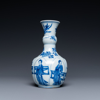 Un vase en forme de lotus en porcelaine de Chine en bleu et blanc, Kangxi