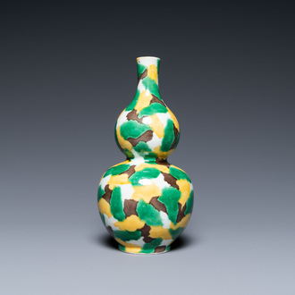 Un vase de forme double gourde en porcelaine de Chine à émail sancai, Kangxi