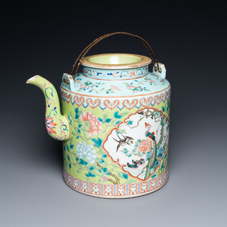 Une grande théière couverte en porcelaine de Chine famille rose à fond vert de citron pour le marché Straits ou Peranakan, marque et époque de Guangxu