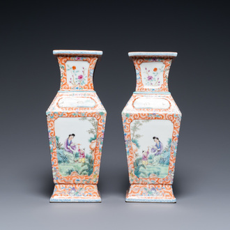 Une paire de vases de forme carrée en porcelaine de Chine famille rose, marque de Qianlong, République