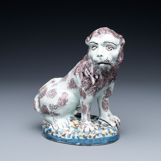 Un lion en faïence polychrome de Delft, 18ème