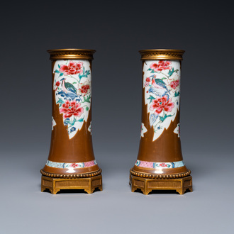 Une paire de vases en porcelaine de Chine famille rose aux montures en bronze doré, Qianlong
