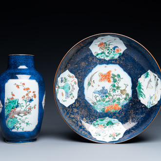 Un vase et un plat en porcelaine de Chine famille verte à fond bleu poudré, Kangxi