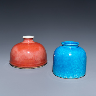 Deux pots à eau en porcelaine de Chine à émail langyao et en turquoise monochrome, 19/20ème