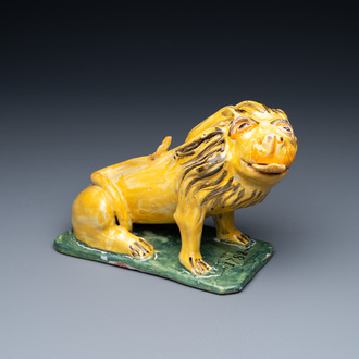 Un 'Lion de Brabant' en faïence polychrome de Bruxelles, daté 1788