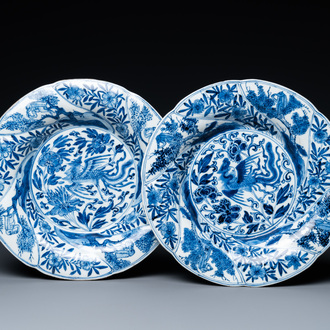 Une paire d'assiettes lobées en porcelaine de Chine en bleu et blanc, Kangxi