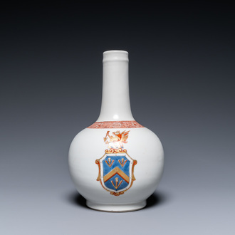 Un vase de forme bouteille en porcelaine de Chine à décor armorié, Qianlong
