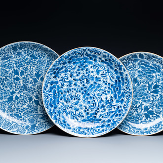 Trois plats aux raisins en porcelaine de Chine en bleu et blanc, Kangxi