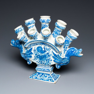 A large Dutch Delft blue and white fan-shaped tulip vase, 17/18th C.