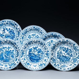 Six plats godronnés en porcelaine de Chine en bleu et blanc, Kangxi