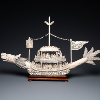 Een Chinese ivoren drakenboot op houten sokkel, 19e eeuw