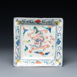 Une coupe de forme carrée en porcelaine de Chine wucai à décor d'un dragon, marque et époque de Wanli