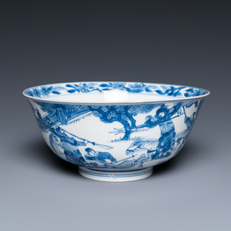 Een Chinese blauw-witte kom met oorlogsdecor, Chenghua merk, Kangxi