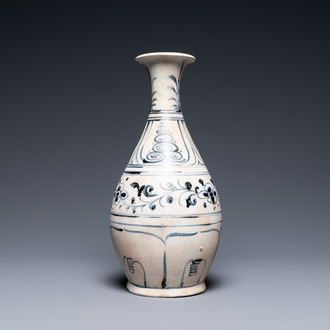 A Vietnamese or Annamese blue and white vase from the Hoi An shipwreck, 15/16th C.