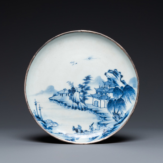 Een Chinees 'Bleu de Hue' bord met een fijn rivierlandschap voor de Vietnamese markt, Nguyen familiemerk, 18e eeuw