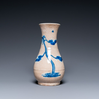 Un vase en porcelaine de Chine en bleu et blanc sur fond craquelé, Kangxi