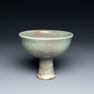 Un bol sur piedouche en porcelaine de Chine céladon de Longquan à décor incisé, Ming
