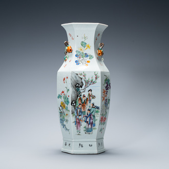 Un vase de forme hexagonale en porcelaine de Chine qianjiang cai, signé Hong Buyu et daté 1913