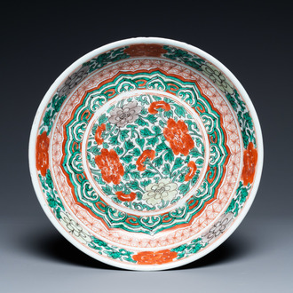 Un plat en porcelaine de Chine famille verte à décor floral, Kangxi