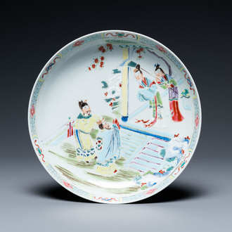 Une assiette en porcelaine de Chine famille rose à décor figuratif, Qianlong