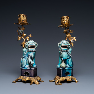 Une paire de lions bouddhistes en porcelaine de Chine en turquoise et aubergine montés comme candélabres en bronze doré, Kangxi et 19ème