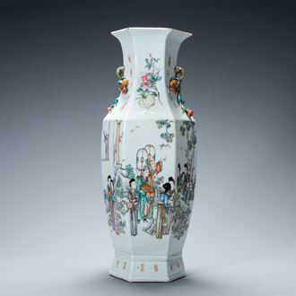 Un vase de forme hexagonale en porcelaine de Chine qianjiang cai, signé Cai Yun Xuan et daté décembre 1916