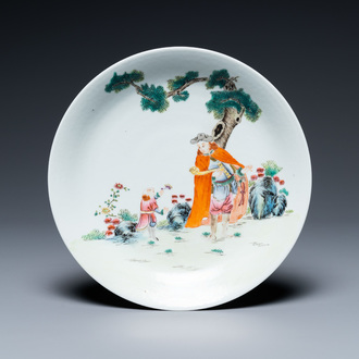 Une assiette en porcelaine de Chine famille rose à décor d'un Européen, marque de Qianlong, Jiaqing