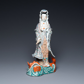 Une grande figure de Guanyin sur un poisson en porcelaine de Chine famille rose, marque Hui Guan Deng Chang Rong Zao, 19ème