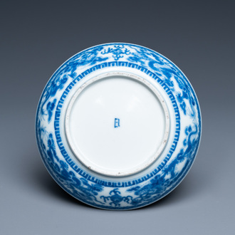 Een Chinees 'Bleu de Hue' bord voor de Vietnamese markt, Nhat merk voor keizer Minh Mang, 1820-1839