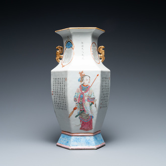 Un vase de forme hexagonale en porcelaine de Chine famille rose à décor de 'Wu Shuang Pu', 19ème