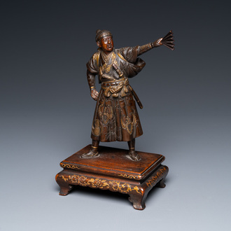 Een Japanse gepatineerde en vergulde bronzen figuur van een krijger, gesign. Miyao, Meiji, 19e eeuw